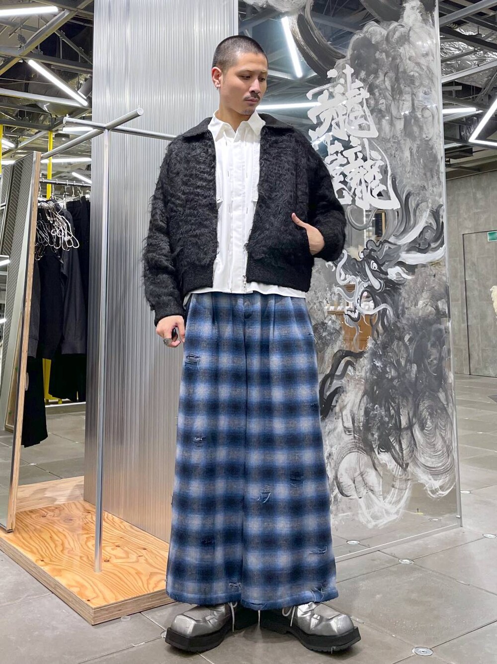 ホワイト系のシャツ/ブラウス、ブルー系のその他パンツ、ブラック系のカーディガン/ボレロを着用したメンズの冬コーディネートの1枚目の写真