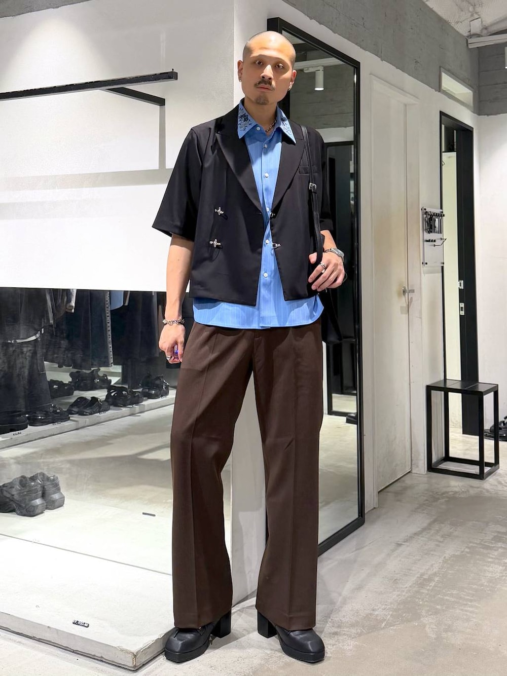 ブルー系のシャツ/ブラウス、ブラウン系のスラックス、ブラック系のサンダルを着用したメンズの夏コーディネートの1枚目の写真