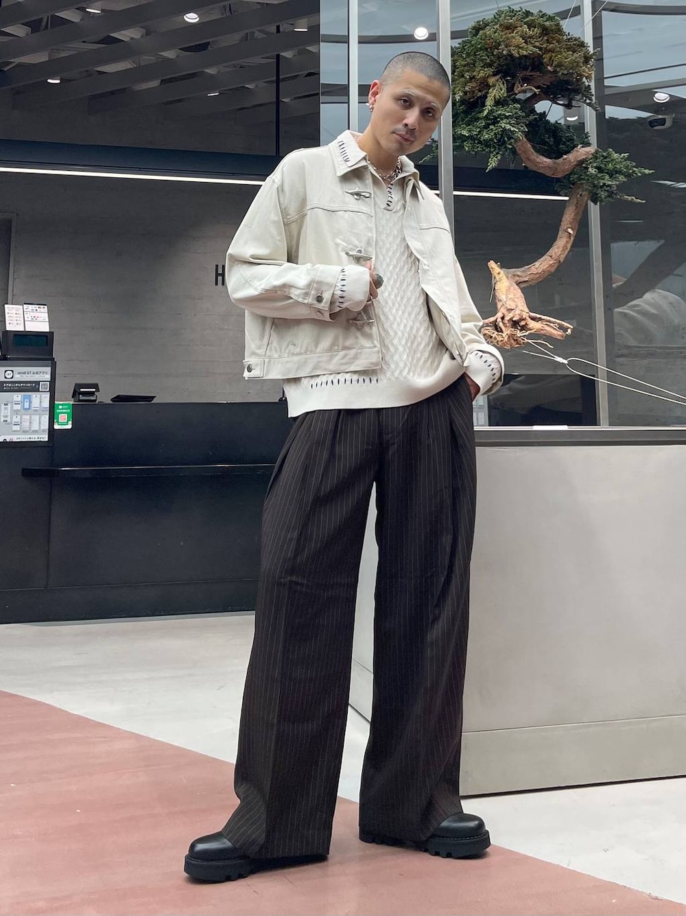 ブラック系のドレスシューズ、ブラウン系のスラックス、ホワイト系のデニムジャケットを着用したメンズの秋コーディネートの1枚目の写真