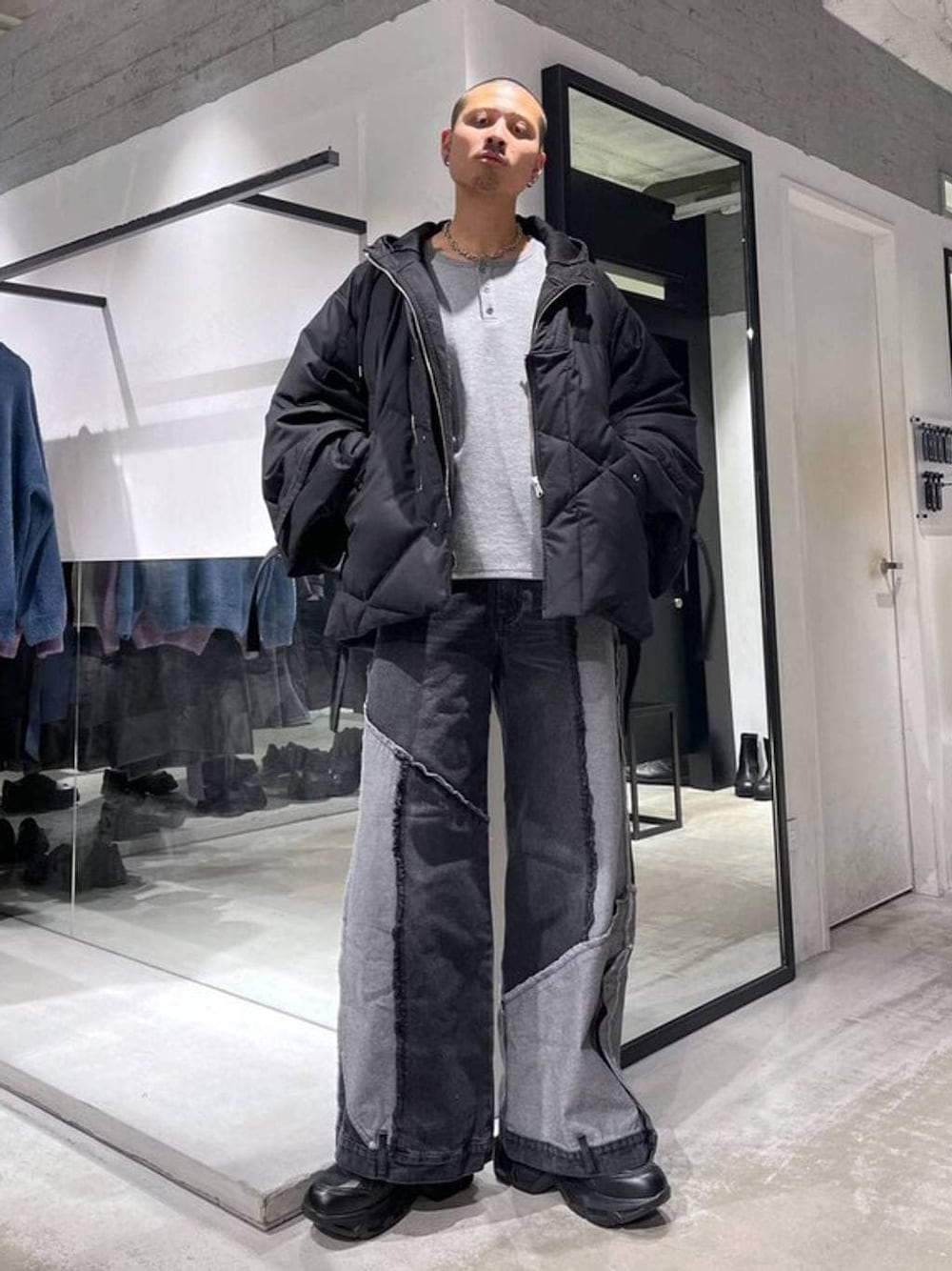 ブラック系のスニーカー、ブラック系のパーカー、ブラック系のデニムパンツを着用したメンズの冬コーディネートの1枚目の写真