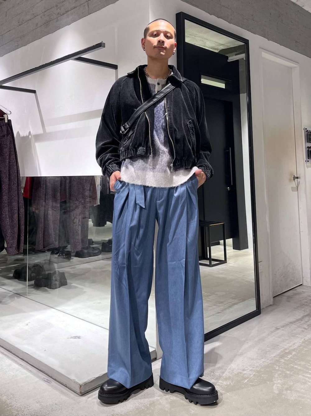 ブラック系のブルゾン、ブラック系のショルダーバッグ、ブラック系のドレスシューズを着用したメンズの冬コーディネートの1枚目の写真