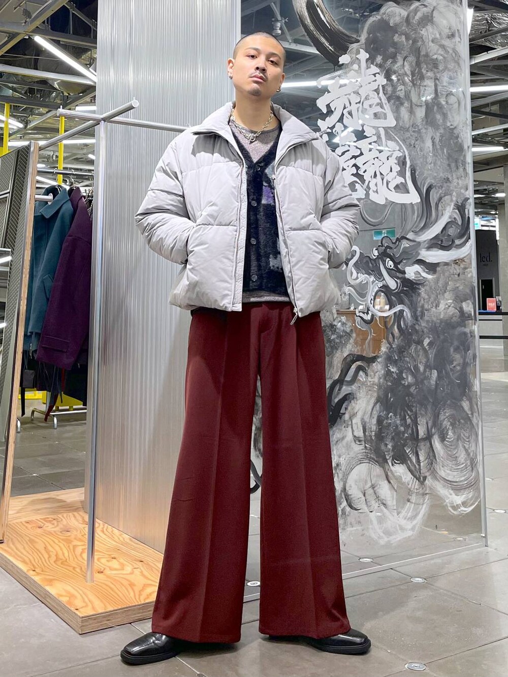 グレー系のブルゾン、ブラック系のカーディガン/ボレロ、グレー系のTシャツ/カットソーを着用したメンズの秋コーディネートの1枚目の写真