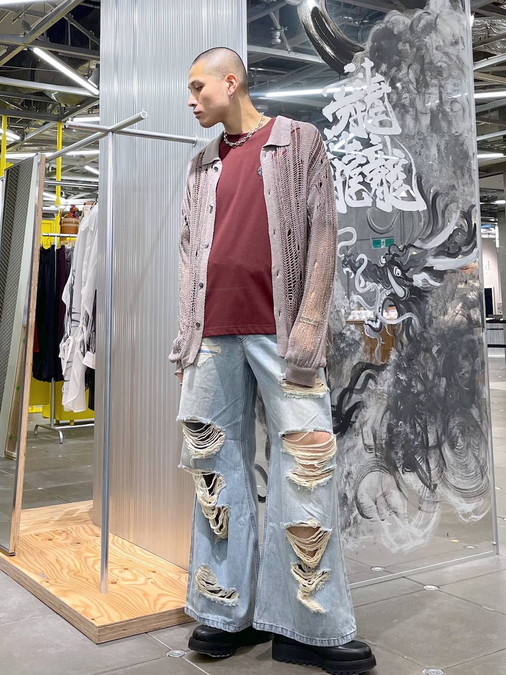 ブラウン系のTシャツ/カットソー、ブルー系のデニムパンツ、ブラック系のドレスシューズを着用したメンズの夏コーディネートの1枚目の写真