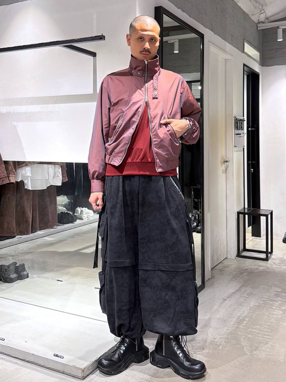 ブラック系のブーツ、レッド系のブルゾン、レッド系のTシャツ/カットソーを着用したメンズの秋コーディネートの1枚目の写真