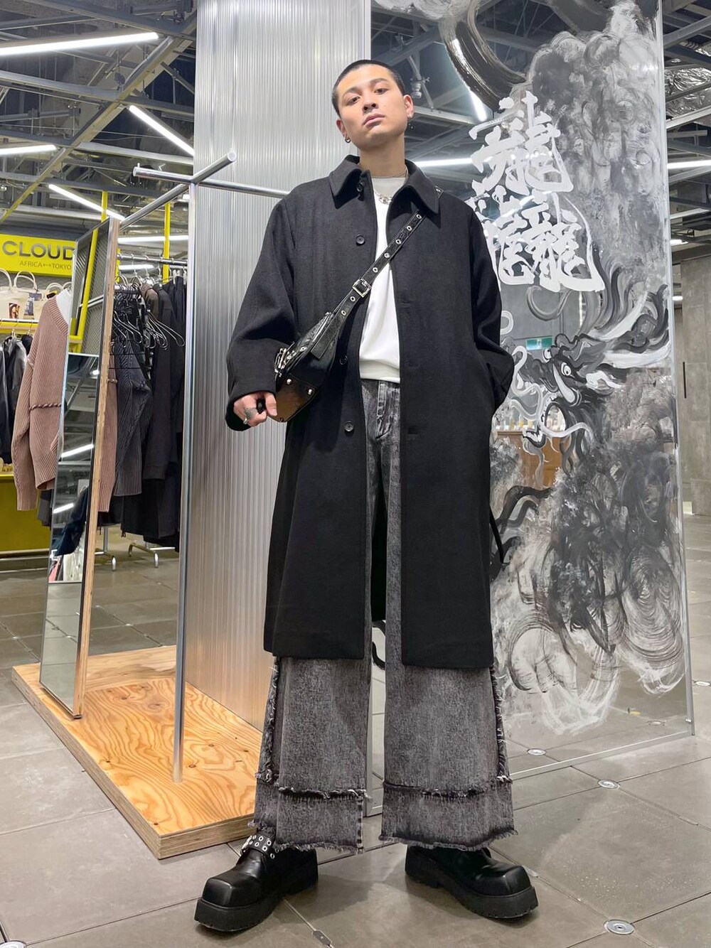 「モード、ワントーン、個性派、秋コーデ、冬コーデ、きれいめ、カジュアル、オーバーサイズ、HARE、坊主、デートコーデ」｜「HAREのウールステンカラーコート(HARE)（ステンカラーコート、ブラック系）」を使った、はのやんさん（メンズ・182cm）の冬コーディネートの1枚目の写真