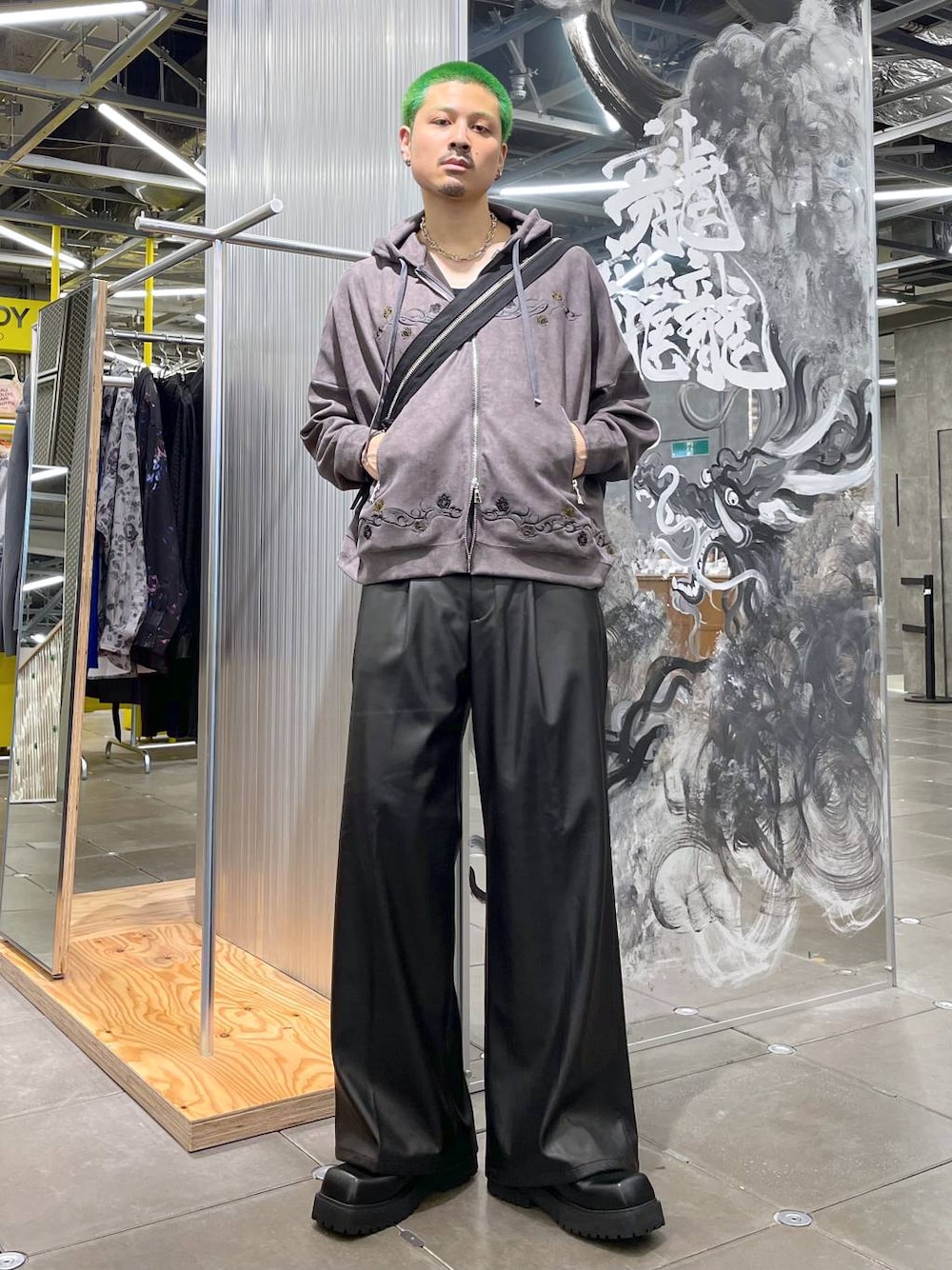 ブラック系のその他パンツ、ブラック系のドレスシューズ、ブラック系のショルダーバッグを着用したメンズの秋コーディネートの1枚目の写真