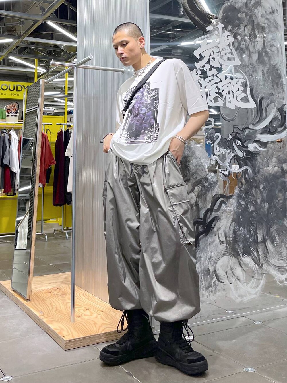 ブラック系のショルダーバッグ、シルバー系のカーゴパンツ、ホワイト系のTシャツ/カットソーを着用したメンズの夏コーディネートの1枚目の写真