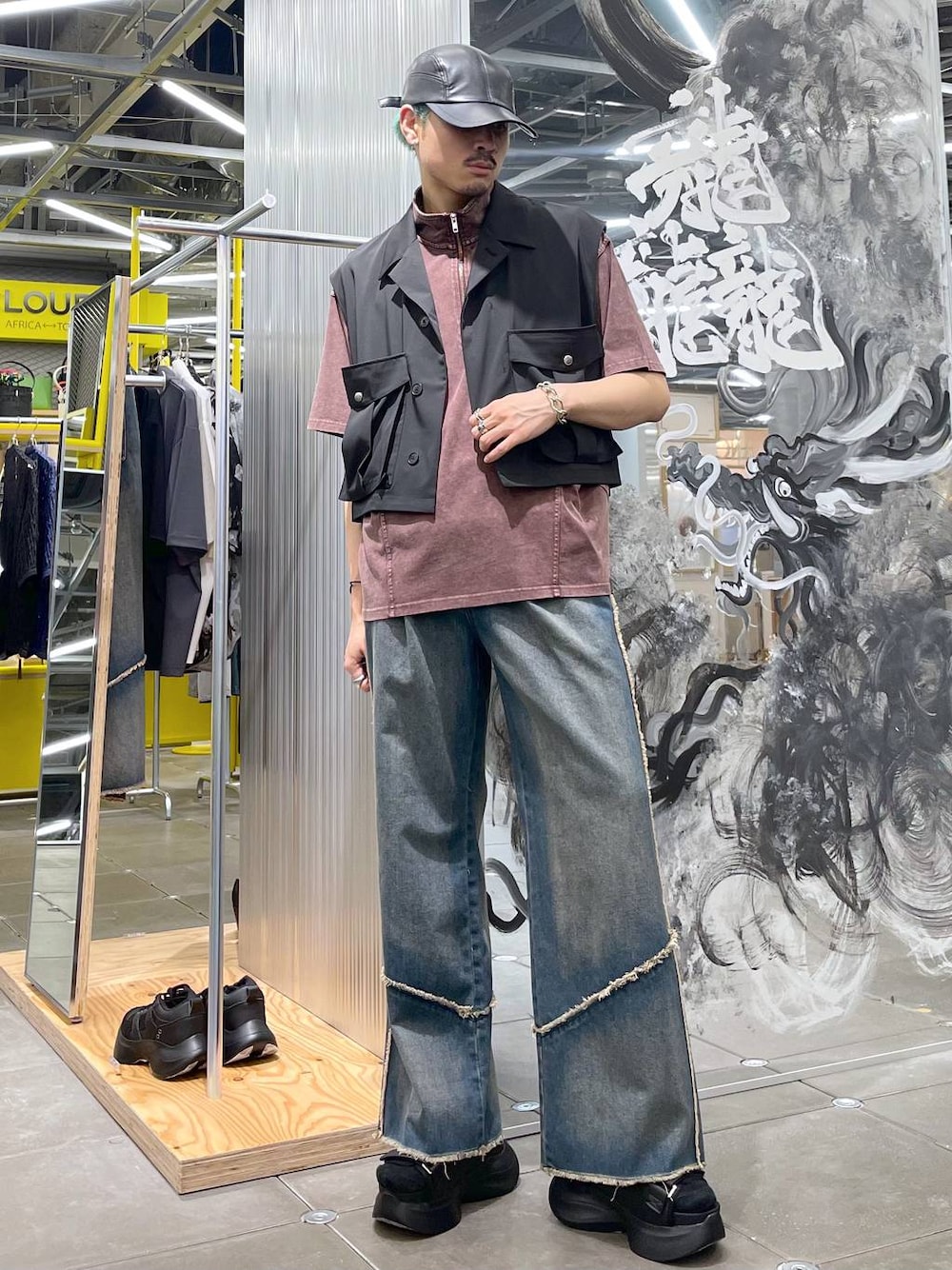 オレンジ系のデニムパンツ、ブラック系のサンダル、レッド系のTシャツ/カットソーを着用したメンズの夏コーディネートの1枚目の写真