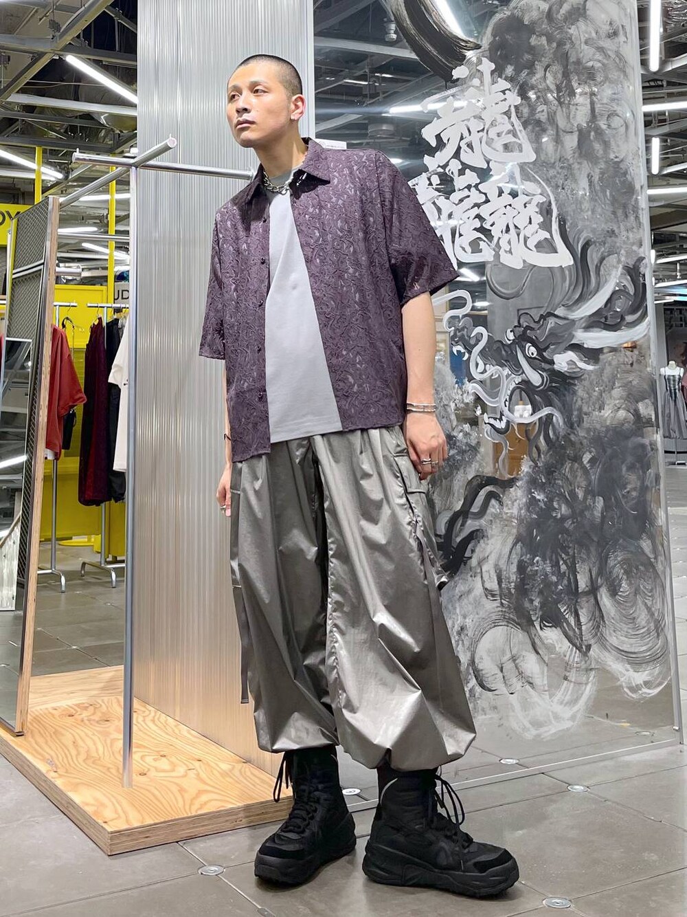 グレー系のTシャツ/カットソー、パープル系のシャツ/ブラウス、シルバー系のカーゴパンツを着用したメンズの夏コーディネートの1枚目の写真