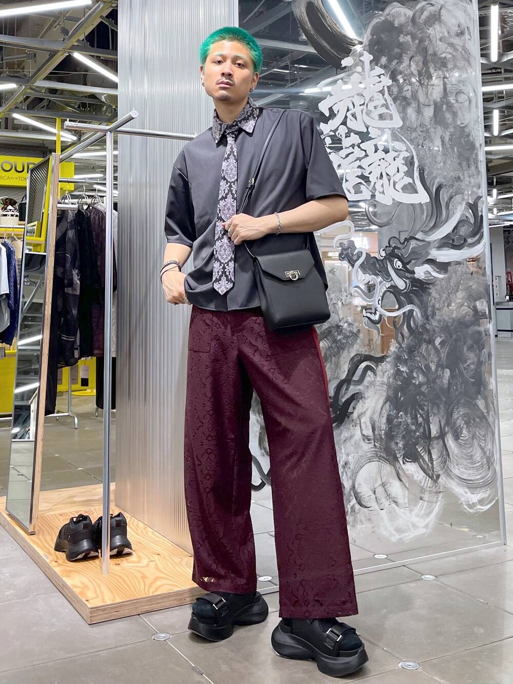 ブラック系のショルダーバッグ、ブラック系のサンダル、レッド系のその他パンツを着用したメンズの夏コーディネートの1枚目の写真