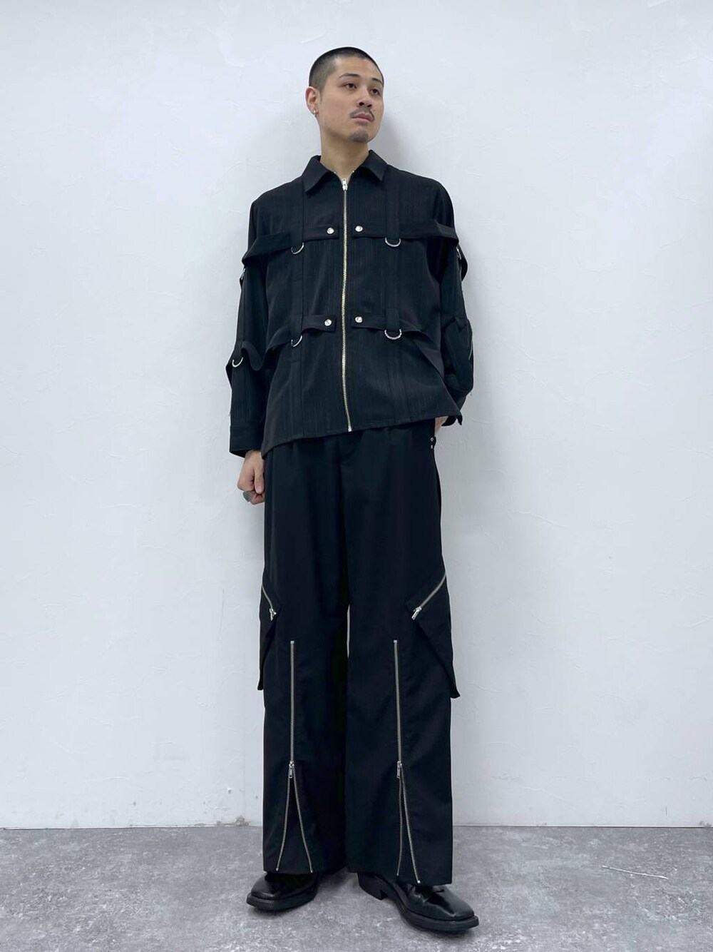 ブラック系のシャツ/ブラウス、ブラック系のブーツ、ブラック系のカーゴパンツを着用したメンズの秋コーディネートの1枚目の写真