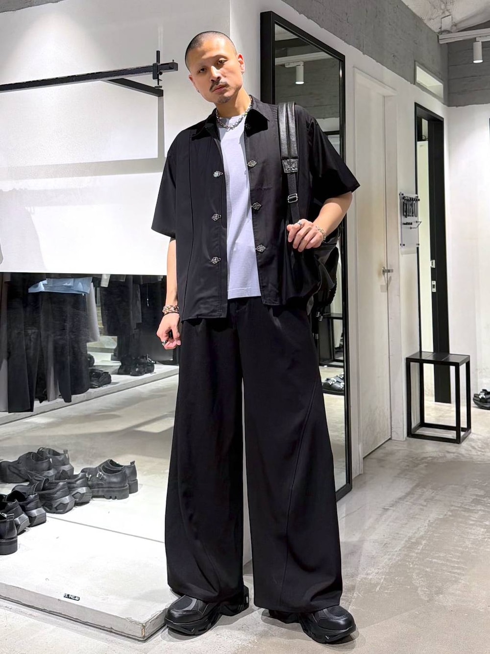 ブラック系のスニーカー、ブラック系のスラックス、パープル系のTシャツ/カットソーを着用したメンズの夏コーディネートの1枚目の写真