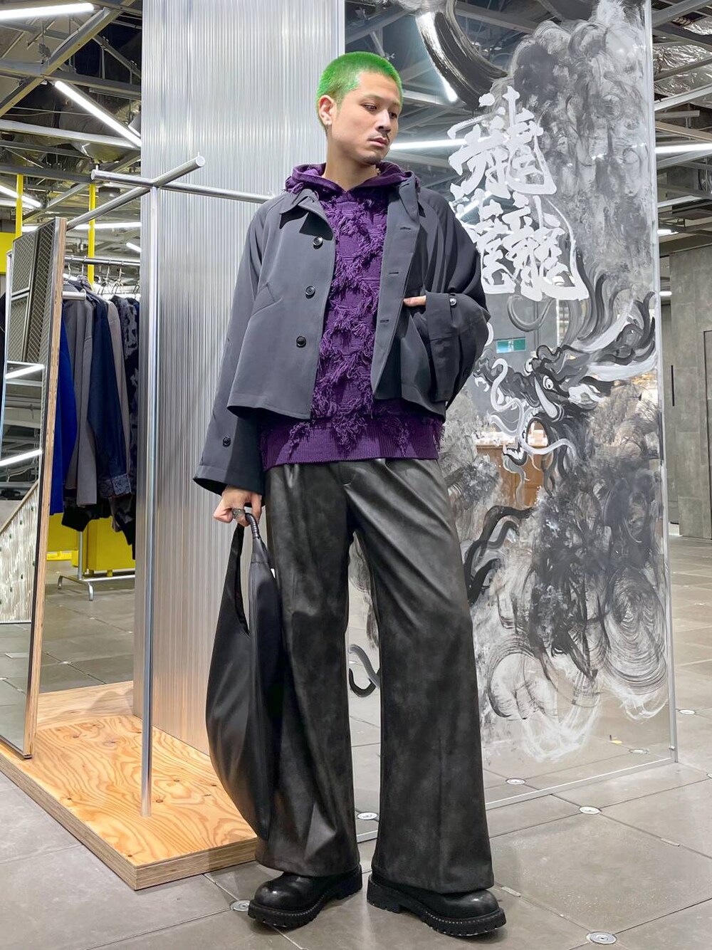 ブラック系のトートバッグ、ブラック系のその他パンツ、グレー系のブルゾンを着用したメンズの秋コーディネートの1枚目の写真