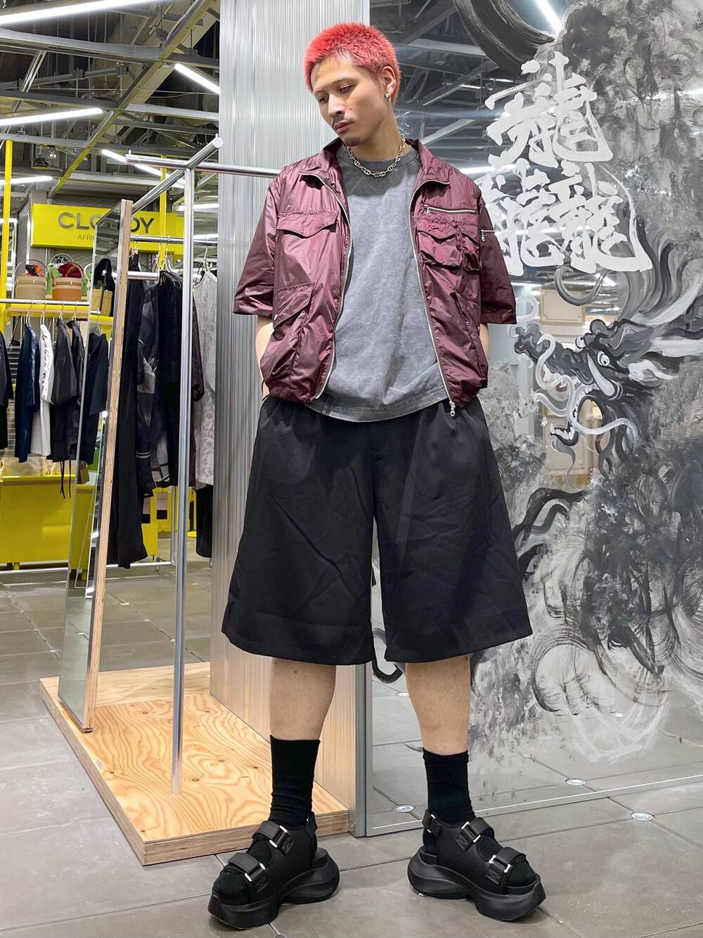 ブラック系のその他パンツ、ブラック系のサンダル、グレー系のTシャツ/カットソーを着用したメンズの夏コーディネートの1枚目の写真