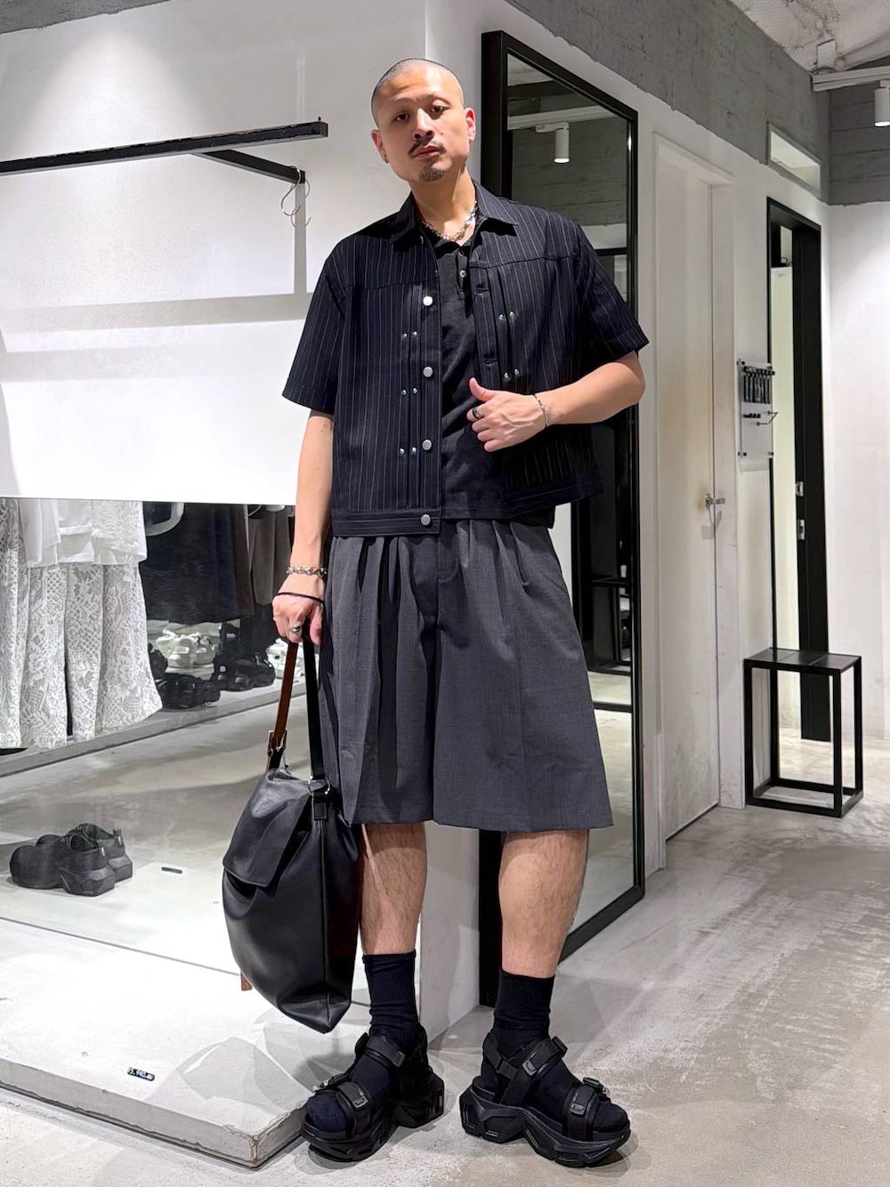ブラック系のサンダル、ブラック系のトートバッグ、その他のシャツ/ブラウスを着用したメンズの夏コーディネートの1枚目の写真