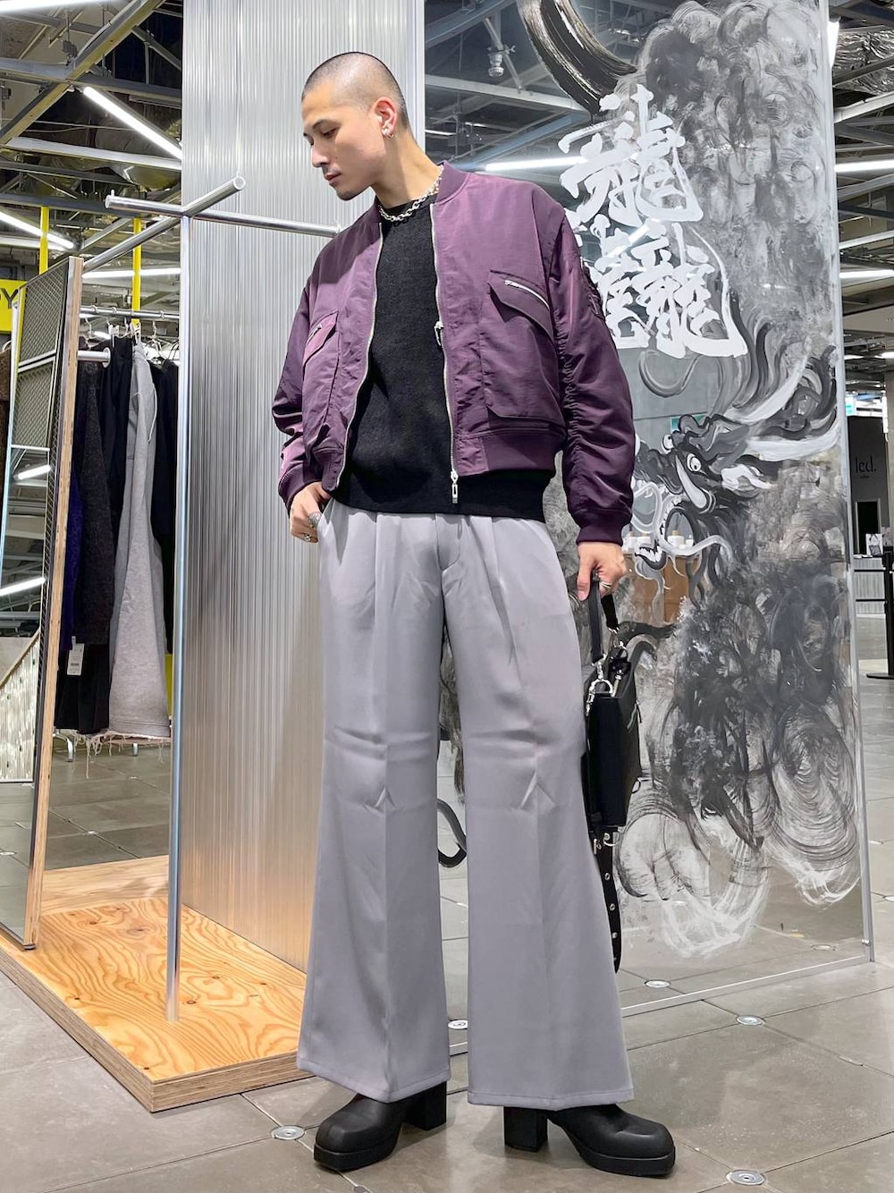 「モード、ワントーン、個性派、夏コーデ、きれいめ、カジュアル、オーバーサイズ、HARE、坊主、デートコーデ」｜「HAREの【SET UP対応】TOROMIワイドパンツ(HARE)（スラックス、グレー系）」を使った、はのやんさん（メンズ・182cm）の秋コーディネートの1枚目の写真