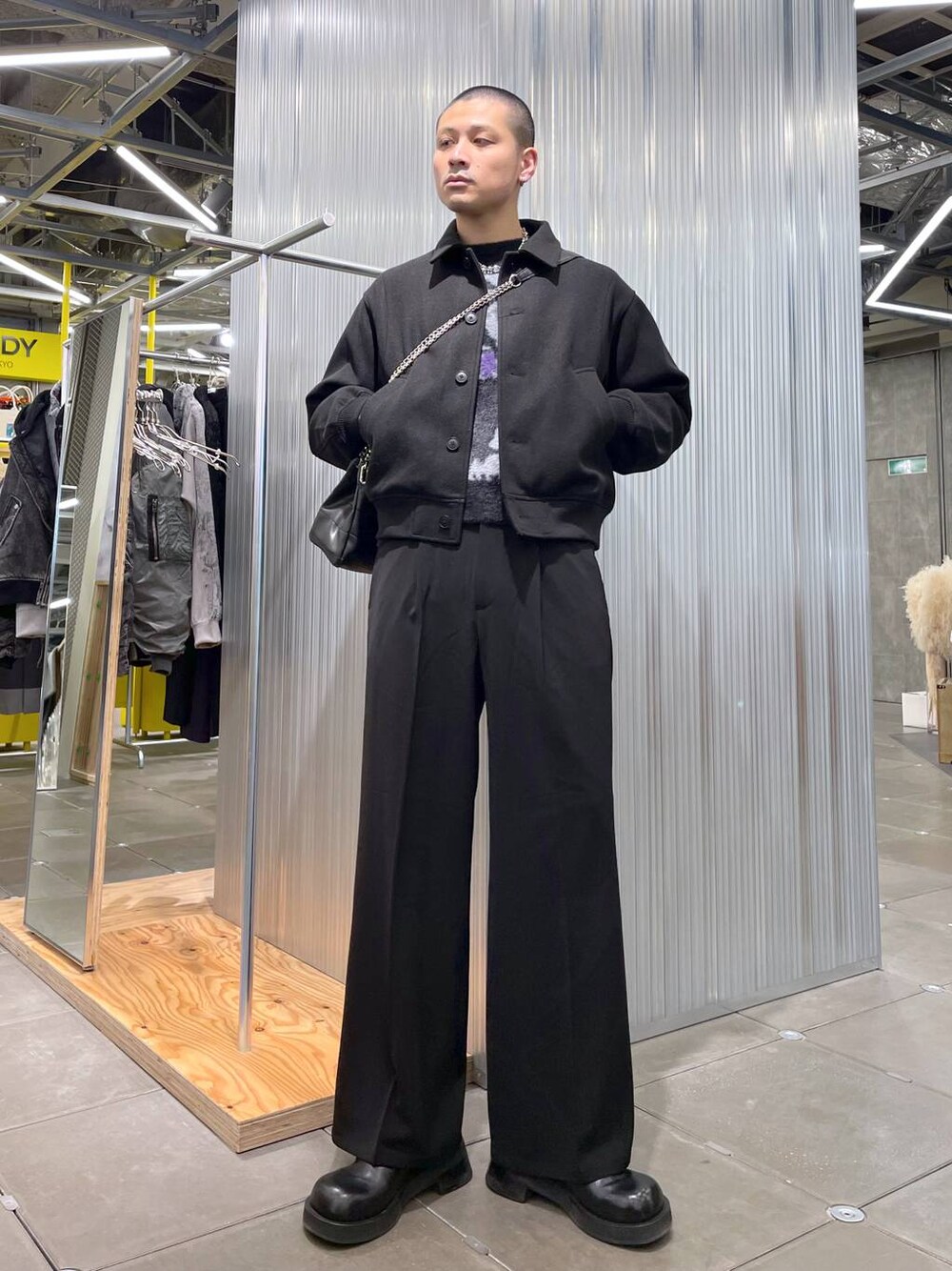 ブラック系のブルゾン、ブラック系のニット/セーター、ブラック系のスラックスを着用したメンズの冬コーディネートの1枚目の写真