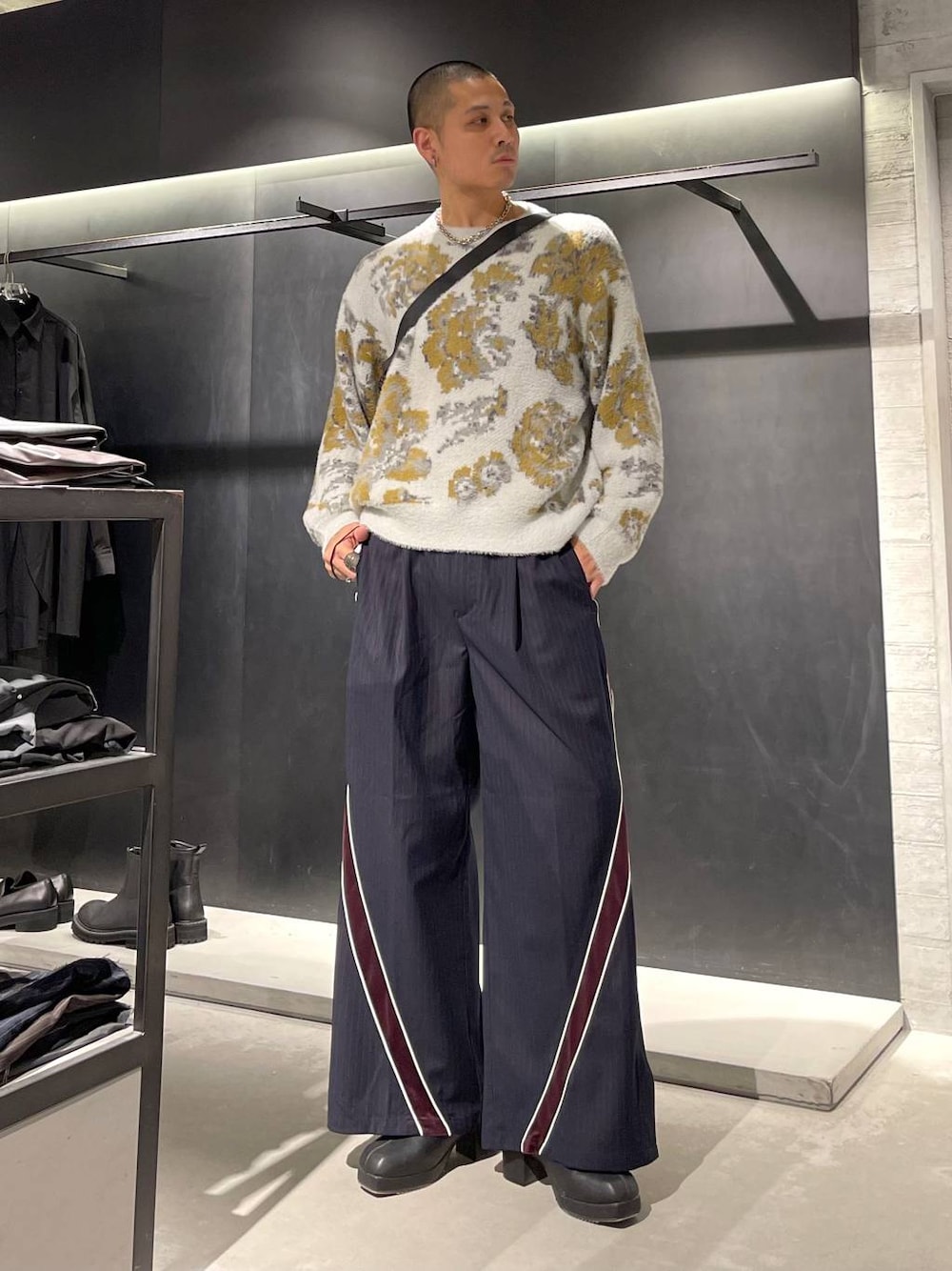 ホワイト系のニット/セーター、ブラック系のブーツ、ブラック系のショルダーバッグを着用したメンズの秋コーディネートの1枚目の写真