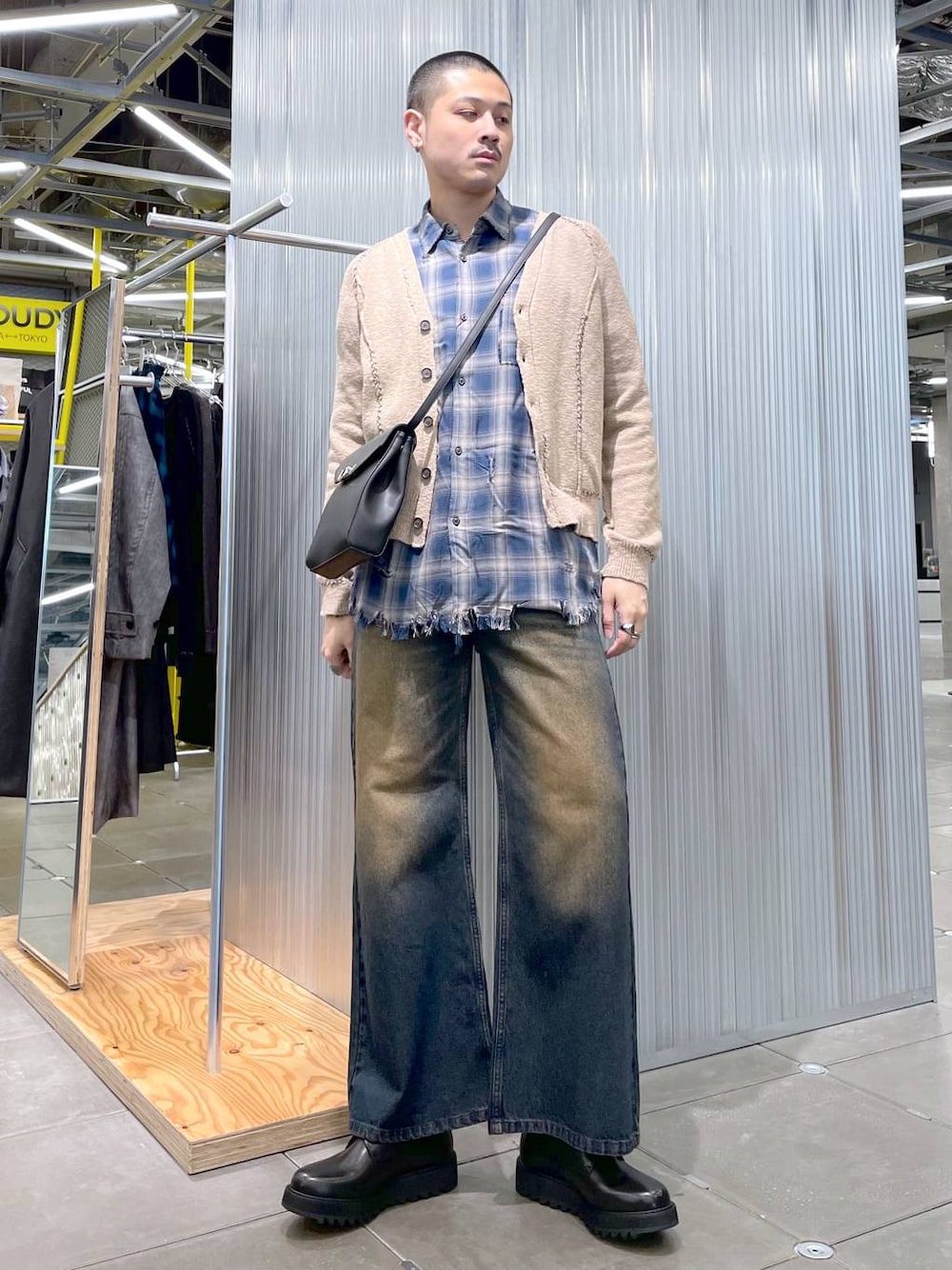 ブルー系のシャツ/ブラウス、ブラック系のドレスシューズ、ブラック系のショルダーバッグを着用したメンズの冬コーディネートの1枚目の写真