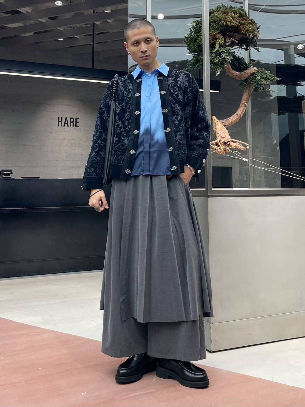 ブラック系のカーディガン/ボレロ、ブラック系のその他パンツ、ブラック系のローファーを着用したメンズの秋コーディネートの1枚目の写真