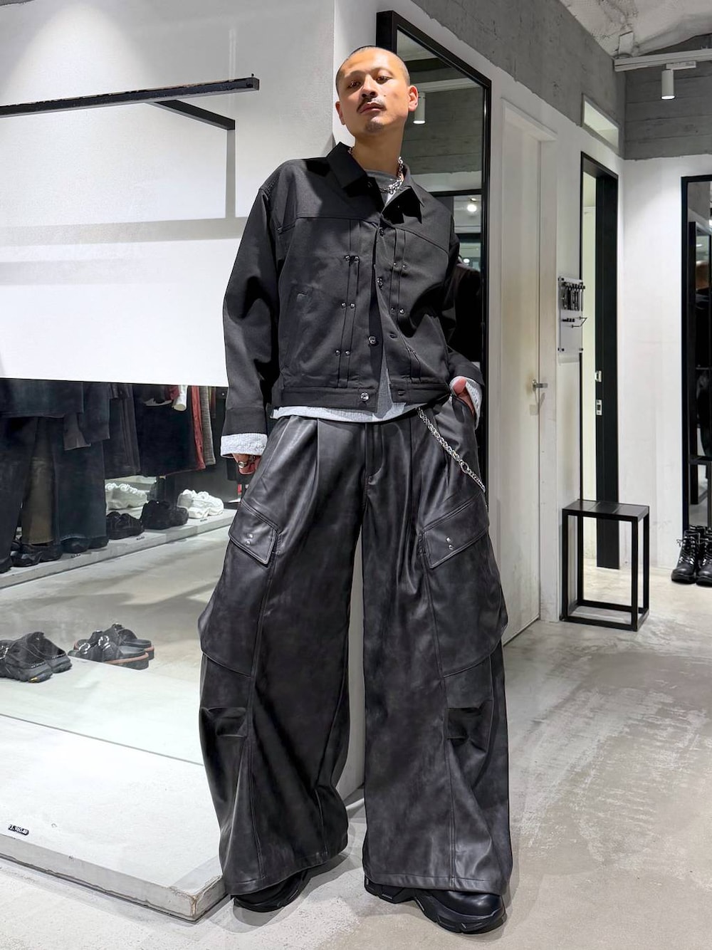 ブラック系のブーツ、グレー系のTシャツ/カットソー、グレー系のカーゴパンツを着用したメンズの秋コーディネートの1枚目の写真