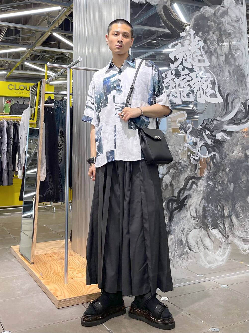 ブラック系のサンダル、ブラック系のショルダーバッグ、グレー系のその他パンツを着用したメンズの夏コーディネートの1枚目の写真