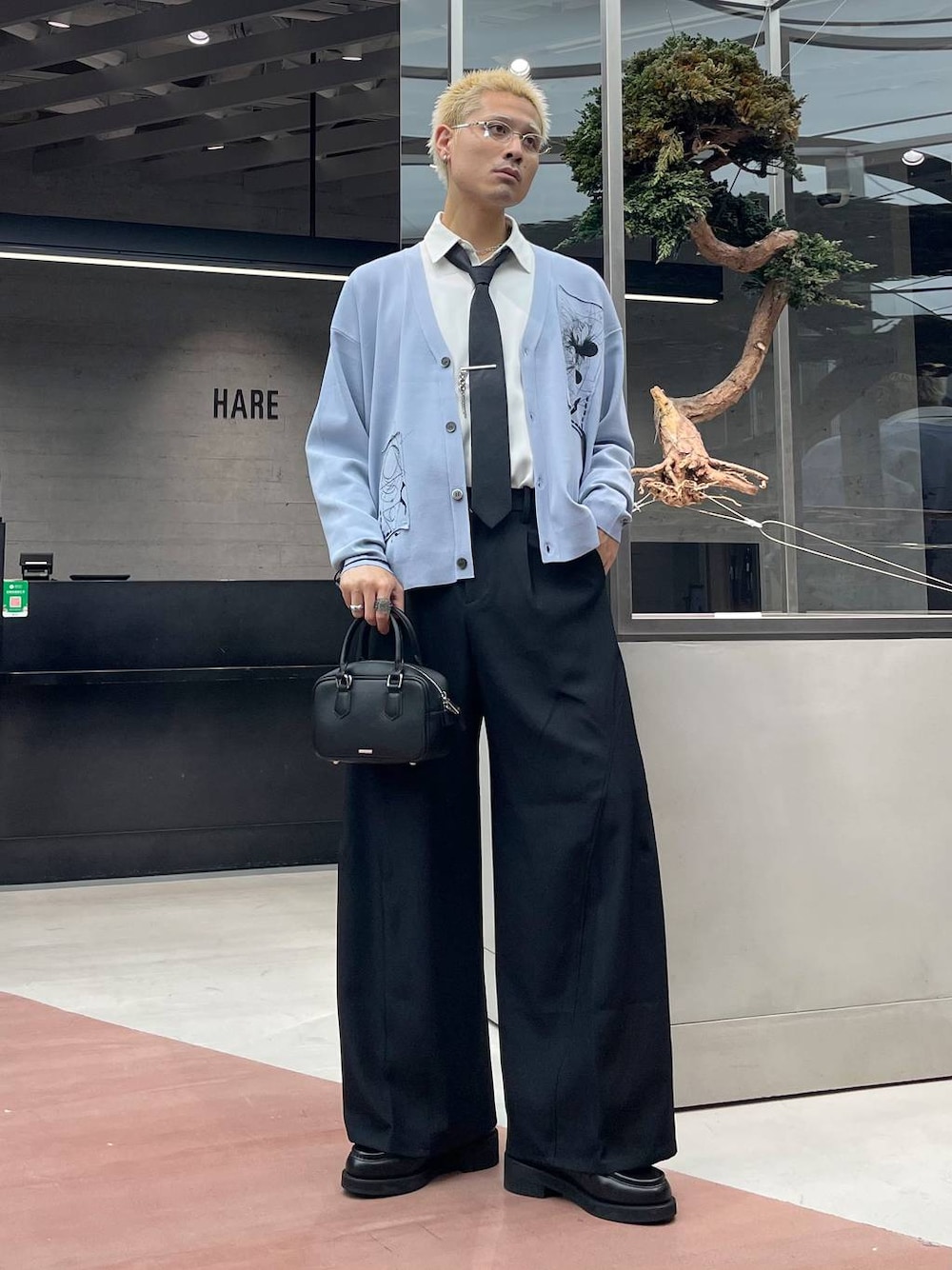 ブラック系のネクタイ、ブラック系のローファー、ブラック系のボストンバッグを着用したメンズの夏コーディネートの1枚目の写真