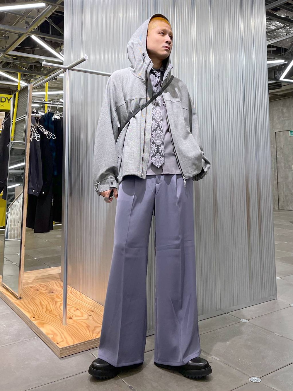 パープル系のスラックス、グレー系のシャツ/ブラウス、ブラック系のドレスシューズを着用したメンズの春コーディネートの1枚目の写真