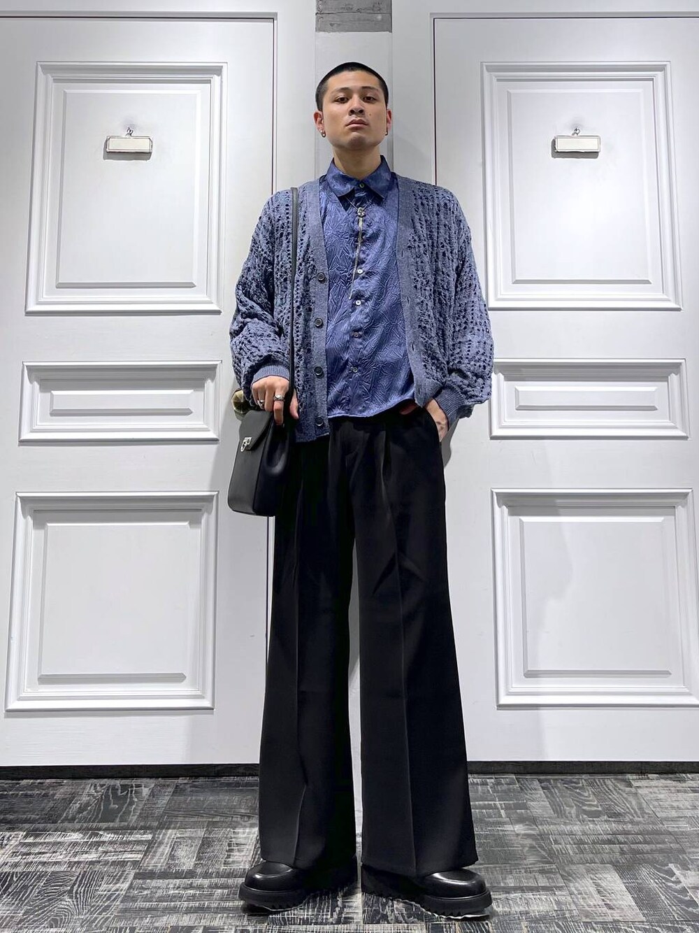 ブラック系のスラックス、ブルー系のシャツ/ブラウス、ブラック系のドレスシューズを着用したメンズの春コーディネートの1枚目の写真