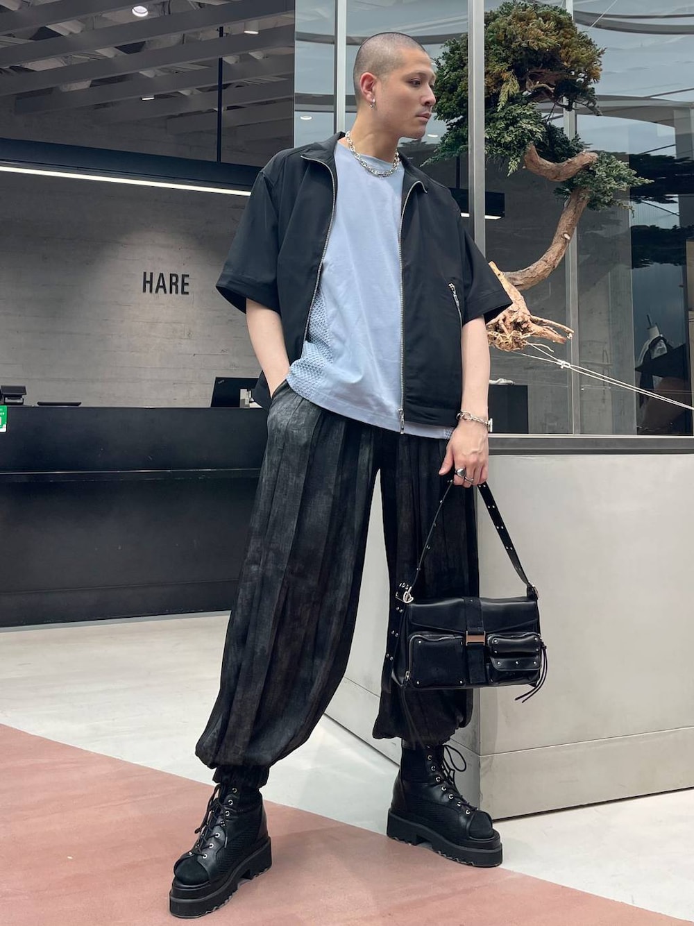 ブラック系のショルダーバッグ、ブラック系のサンダル、グレー系のその他パンツを着用したメンズの春コーディネートの1枚目の写真