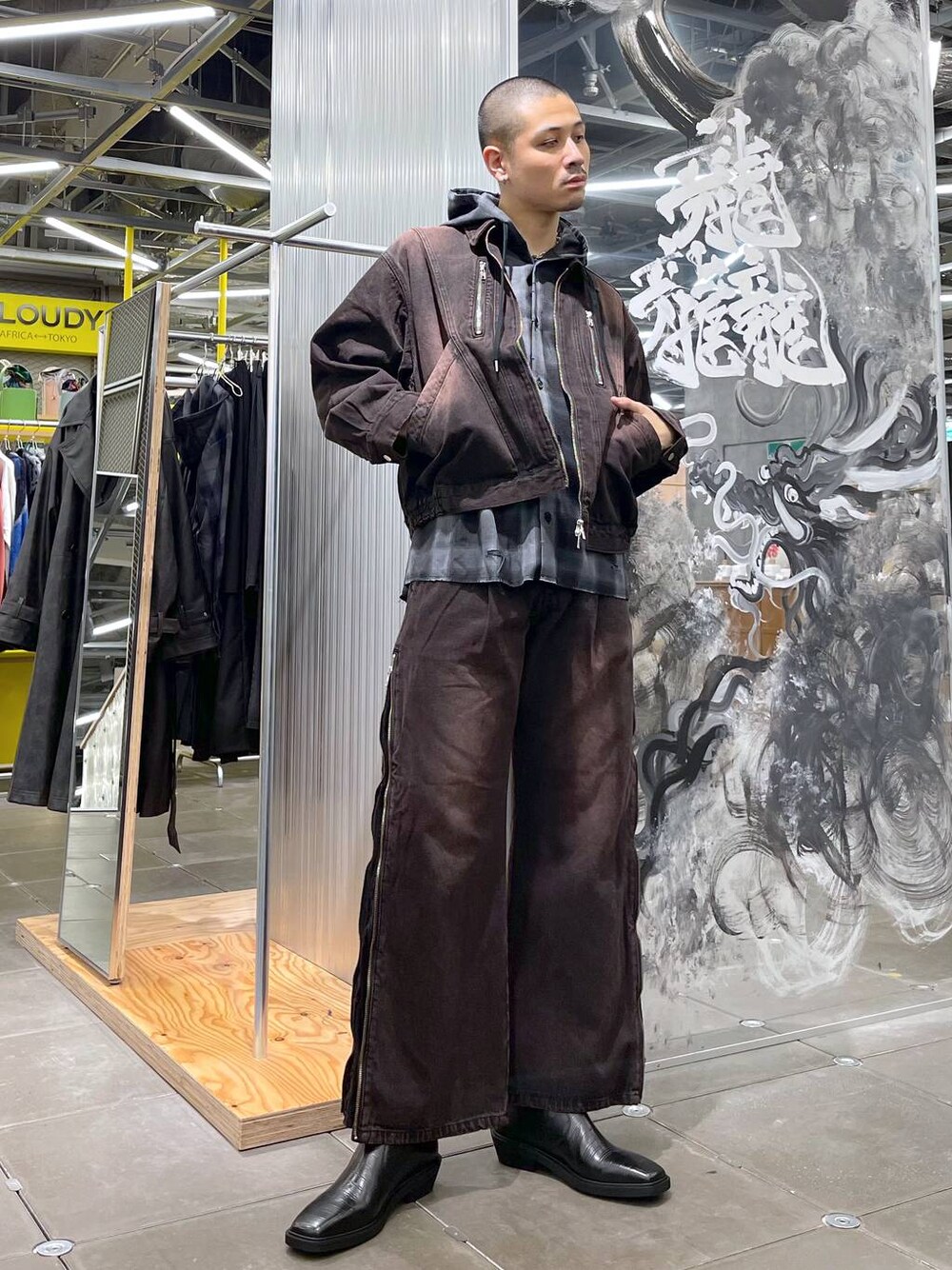 「モード、ワントーン、個性派、夏コーデ、きれいめ、カジュアル、オーバーサイズ、HARE、坊主、デートコーデ」｜「HAREの【SETUP対応】ZIPレイヤードデニムパンツ(HARE)（デニムパンツ、レッド系）」を使った、はのやんさん（メンズ・182cm）の秋コーディネートの1枚目の写真
