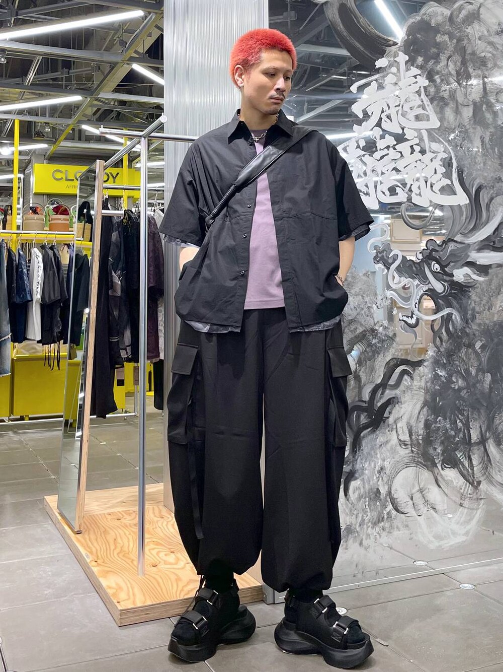 ブラック系のサンダル、ブラック系のショルダーバッグ、ブラック系のカーゴパンツを着用したメンズの夏コーディネートの1枚目の写真