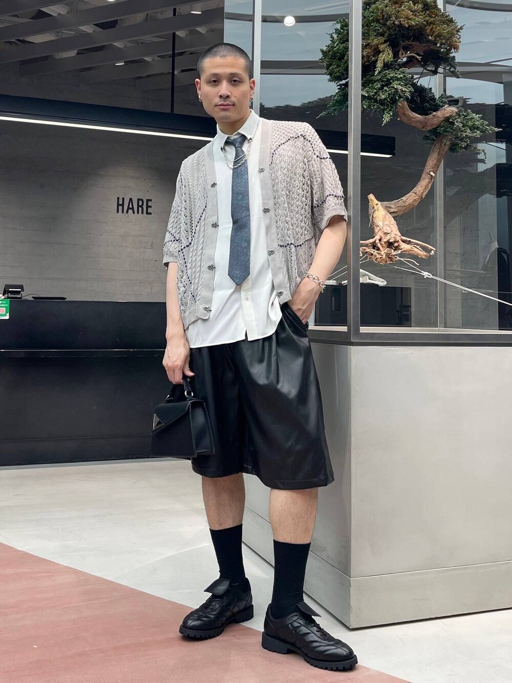 ホワイト系のシャツ/ブラウス、ブラック系のハンドバッグ、ブラック系のその他パンツを着用したメンズの夏コーディネートの1枚目の写真