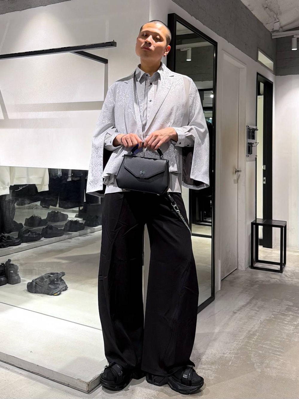 ブラック系のサンダル、グレー系のシャツ/ブラウス、グレー系のテーラードジャケットを着用したメンズの春コーディネートの1枚目の写真