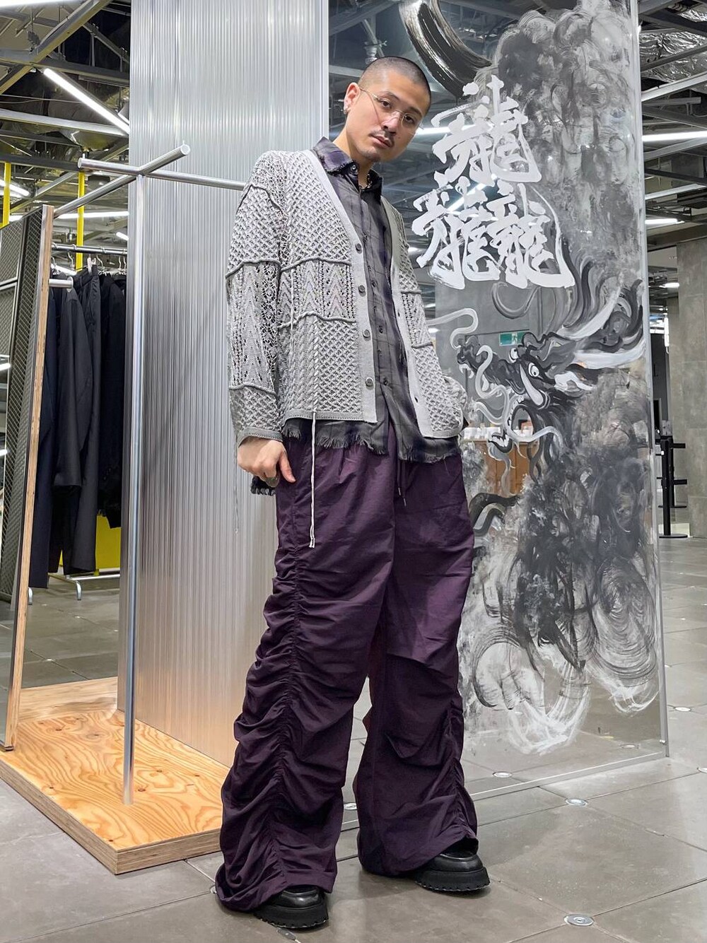 グレー系のシャツ/ブラウス、ブラック系のドレスシューズ、グレー系のカーディガン/ボレロを着用したメンズの秋コーディネートの1枚目の写真