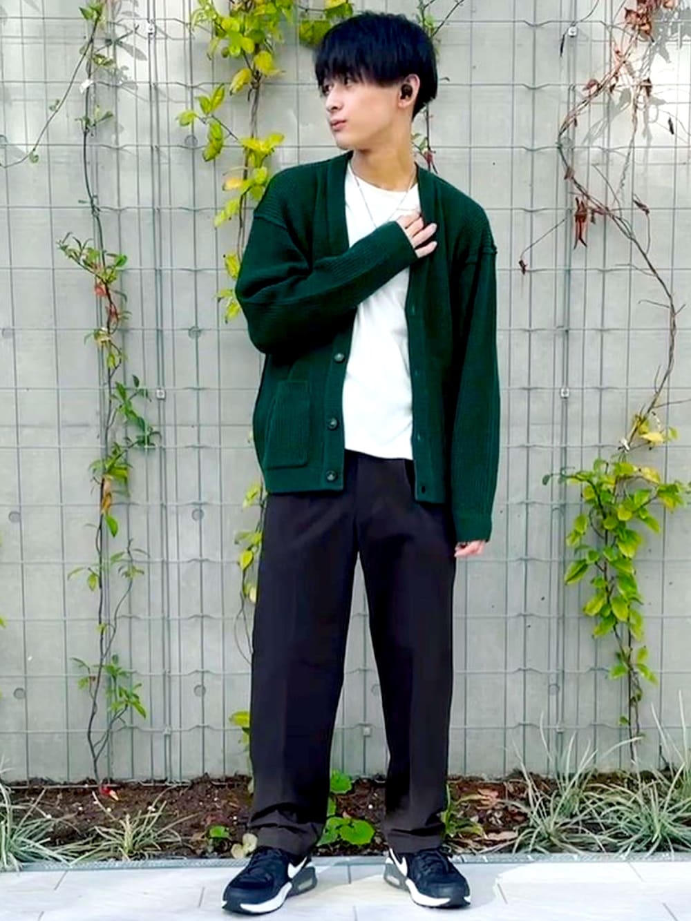 「お洒落さんとつながりたい、秋服コーデ、シンプルコーデ、ビックシルエット、秋服、オーバーサイズ、きれいめカジュアル、ラフ、スニーカー、カジュアルコーデ、カーディガン、大人カジュアル、メンズコーデ、GU、プチプラ」｜「GUのアイテム（カーディガン/ボレロ、グリーン系）」を使った、Takumaさん（メンズ・171cm）の秋コーディネートの1枚目の写真