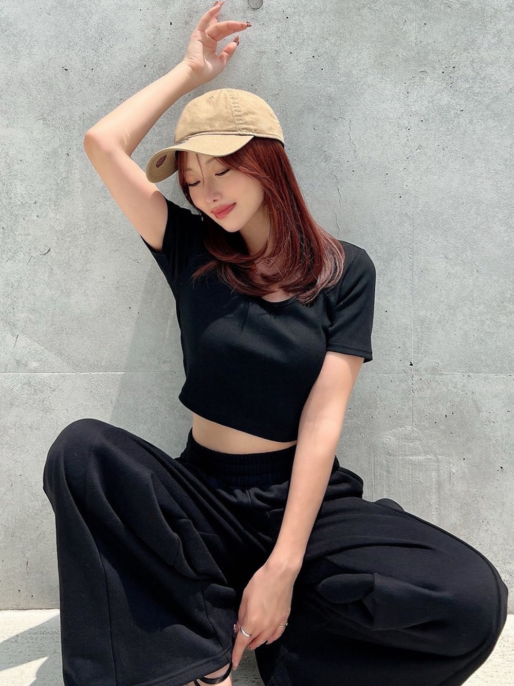 ブラック系のTシャツ/カットソー、ブラック系のその他パンツを着用したレディースの秋コーディネートの1枚目の写真