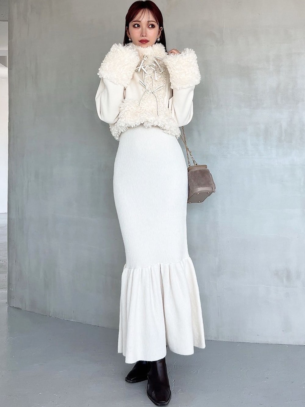 ホワイト系のブルゾン、ホワイト系のワンピースを着用したレディースの秋コーディネートの1枚目の写真