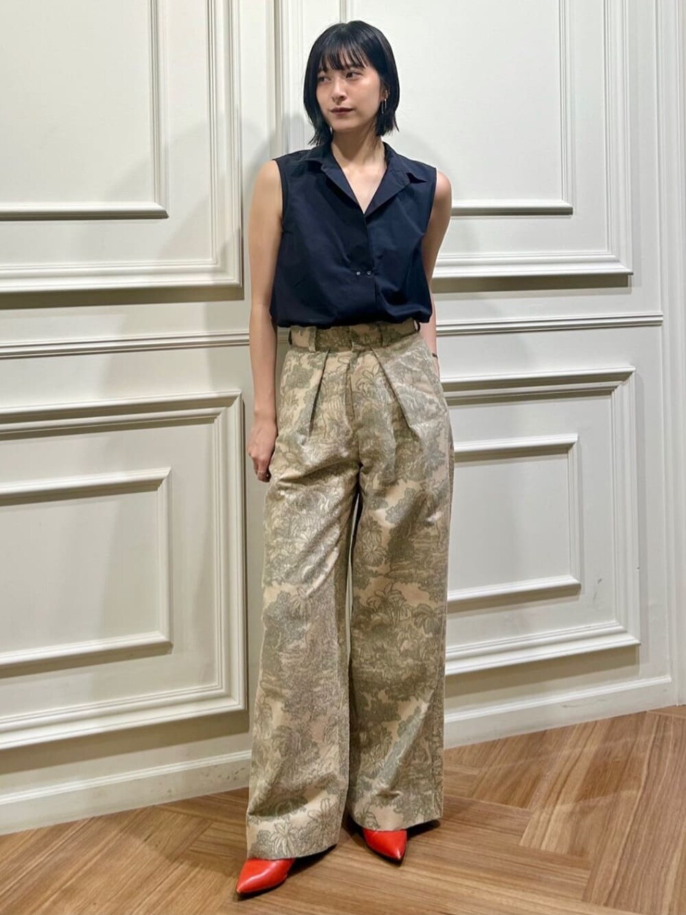 グレー系のシャツ/ブラウス、ベージュ系のその他パンツを着用したレディースの夏コーディネートの1枚目の写真