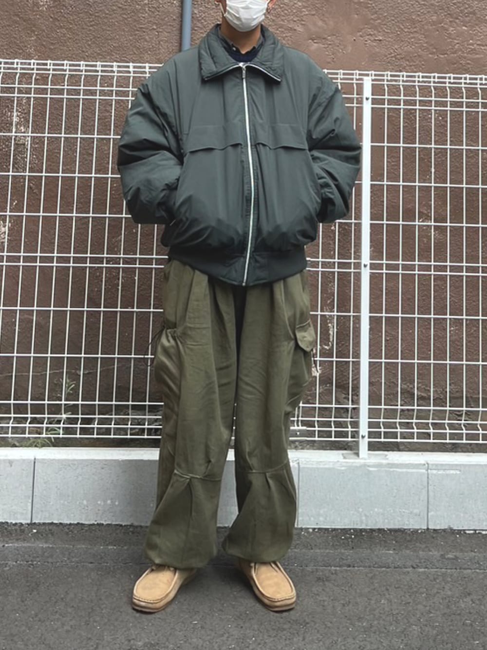 「メンズファッション、ダウンジャケット、休日スタイル、休日コーデ、冬アウター、カーゴパンツ、ゆるコーデ」｜「STYLEMIXERのアイテム（ダウンジャケット/コート、グリーン系）」を使った、彰吾さん（メンズ・175cm）の冬コーディネートの1枚目の写真