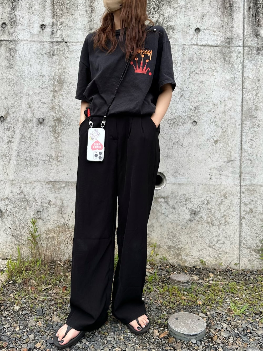 「休日スタイル、ゆるコーデ、スラックス、stussy、Tシャツ、カジュアルコーデ、ストリートカジュアル、夏コーデ、シンプルスタイル、古着MIX、古着、サンダル、oofos、おしゃれさんと繋がりたい、ラフ」｜「STUSSYのアイテム（Tシャツ/カットソー、ブラック系）」を使った、n a n aさん（レディース・160cm）の夏コーディネートの1枚目の写真