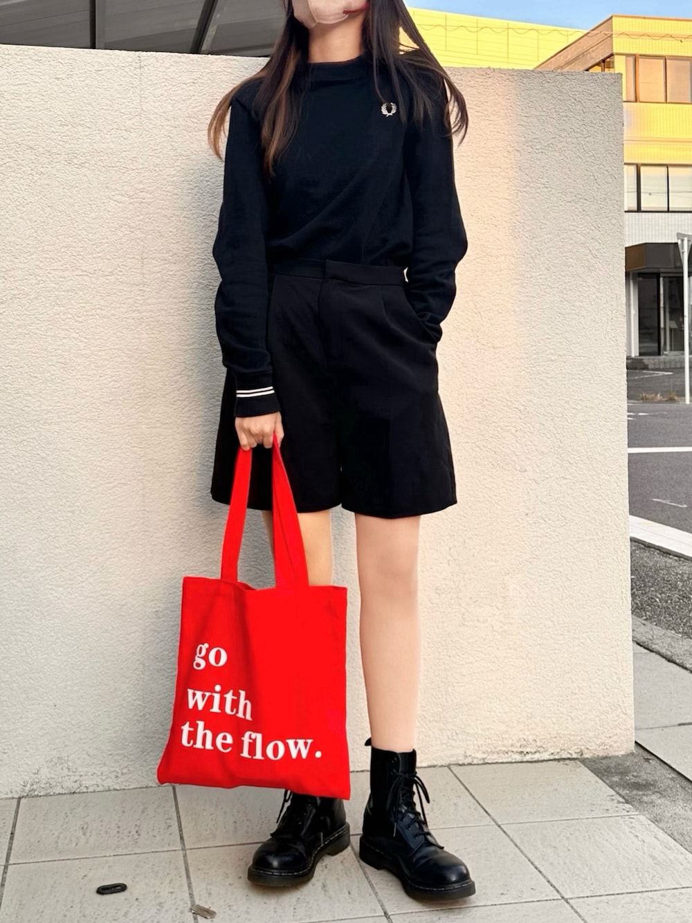 「スウェット、ハーフパンツ、オトナカジュアル、カジュアルスタイル、シンプル、古着MIX、ドクターマーチン、フレッドペリー、ブラックコーデ、きれいめカジュアル、シンプルコーデ、差し色コーデ、トートバッグ」｜「FRED PERRYの[FRED PERRY/フレッドペリー] ワンポイント刺繍 クルーネックスウェット（スウェット、ブラック系）」を使った、n a n aさん（レディース・160cm）の春コーディネートの1枚目の写真