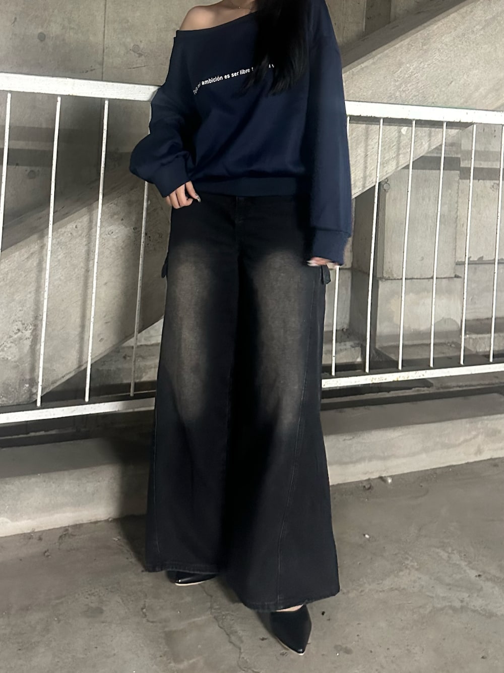 ブルー系のスウェットを着用したレディースの秋コーディネートの1枚目の写真