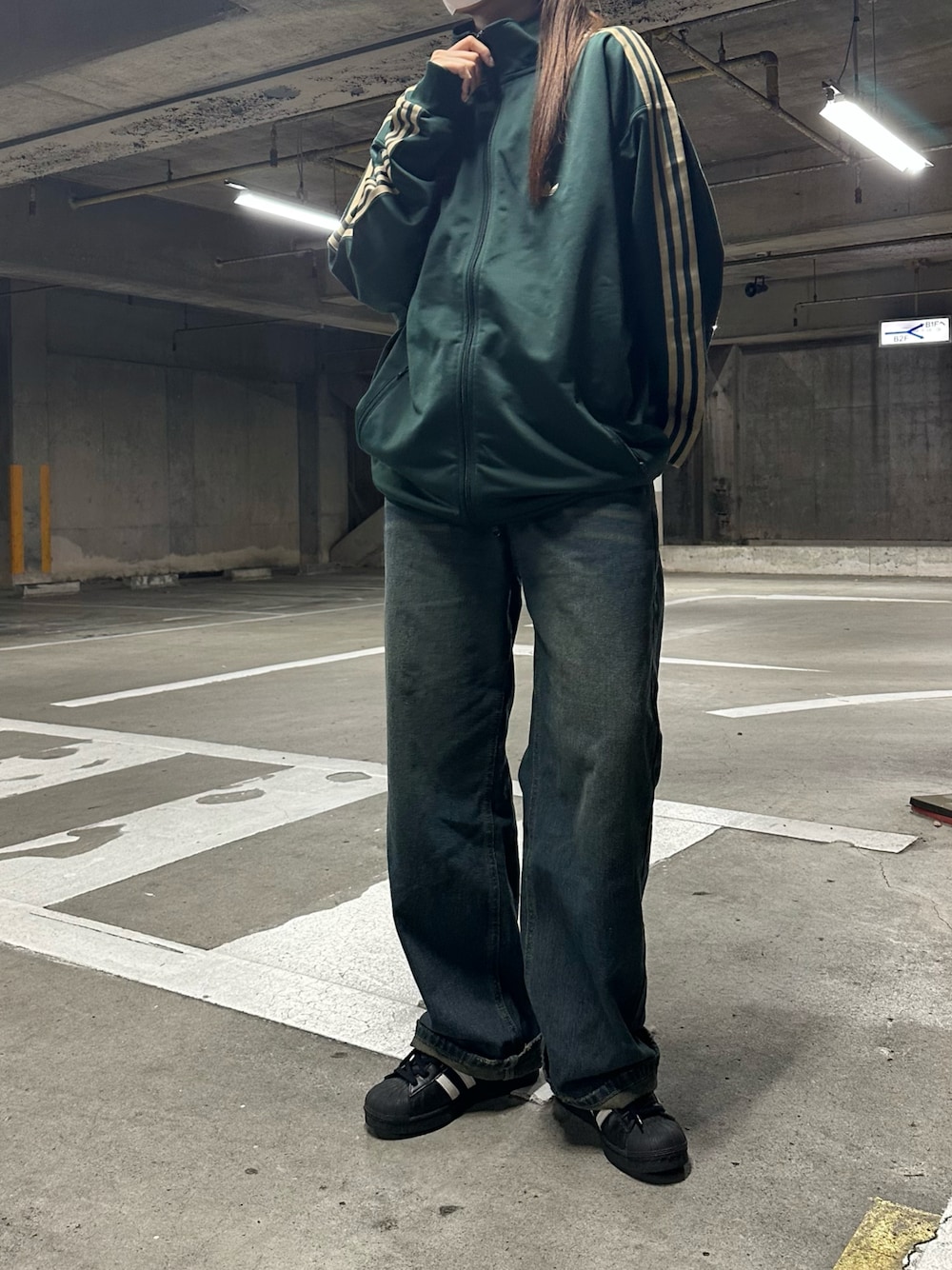 「adidas、adidas originals、トラックジャケット、ラフコーデ、シンプルコーデ、デニム、デニムパンツ、スニーカーコーデ、ストリートMIX、古着好きな人と繋がりたい、ストリートコーデ、ootd、adidas superstar」｜「adidasのadidas/アディダス BB TRACKTOP/ベッケンバウアー トラックジャケット（ブルゾン、グリーン系）」を使った、n a n aさん（レディース・160cm）の冬コーディネートの1枚目の写真