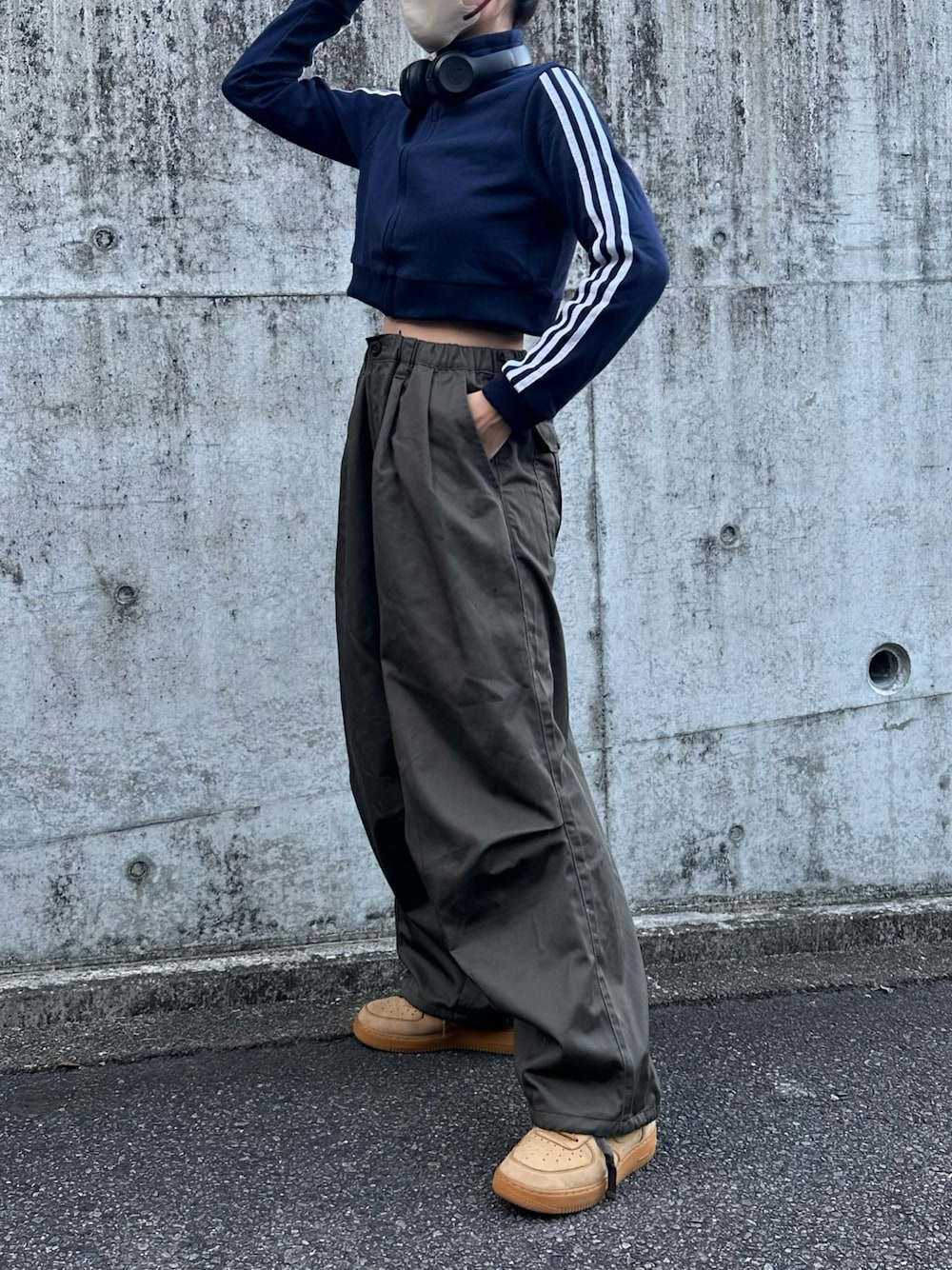 「ショート丈、ジャージ、韓国ストリート、ストリート、ストリートMIX、ストリートコーデ、韓国ファッション、メンズライク、メンズライクコーデ、ゆるコーデ、カーゴパンツ、スニーカーコーデ、NIKE、ヘッドホン、ootd」｜「MONO-MARTのワイドテーパード 裾ドローコード サーカス スノーチノパンツ（その他パンツ、グリーン系）」を使った、n a n aさん（レディース・160cm）の冬コーディネートの1枚目の写真