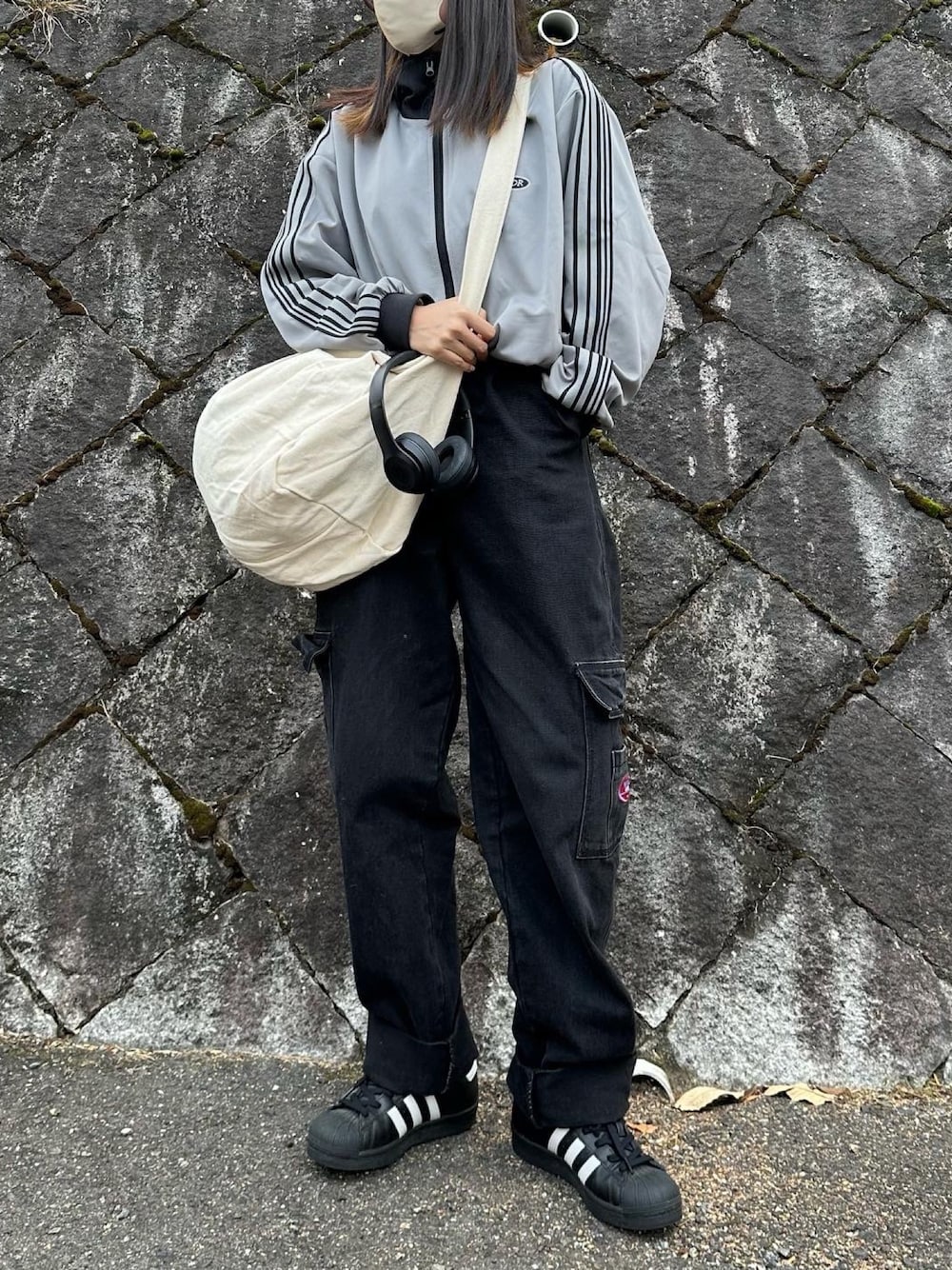 「デニム、トラックジャケット、シンプルコーデ、ゆるコーデ、タックイン、デニムパンツ、黒パンツ、スーパースター、メンズライク、メンズライクコーデ、ストリート、ストリートMIX、PR、モノマート」｜「MONO-MARTの【CODDERR】サイドラインリブ配色 サークルロゴ刺繍 オーバートラックジャケット【セットアップ対応】（ジャージ、グレー系）」を使った、n a n aさん（レディース・160cm）の冬コーディネートの1枚目の写真