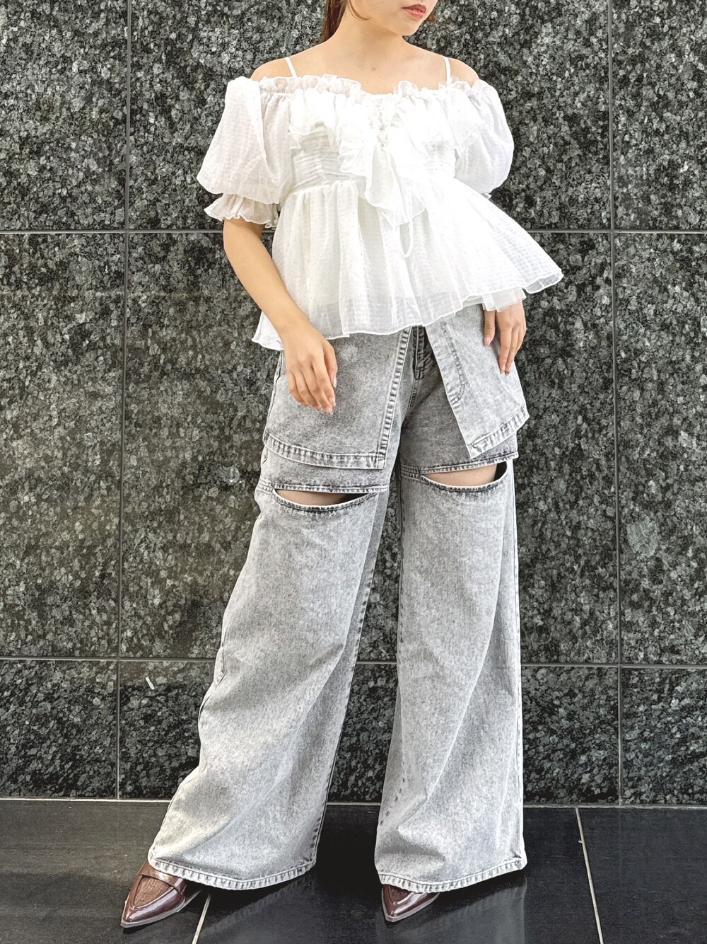ホワイト系のシャツ/ブラウス、グレー系のデニムパンツ、ブラウン系のローファーを着用したレディースの春コーディネートの1枚目の写真