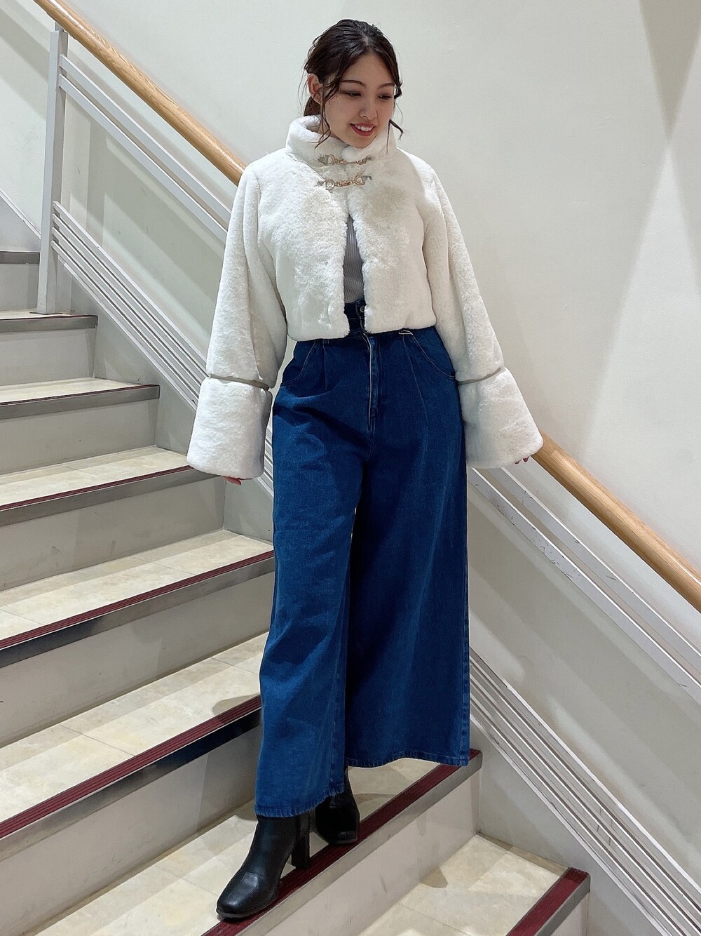 「dazzlin、ダズリン、ファーコート、冬コーデ、お出かけコーデ、デートコーデ、155cm、155cmコーデ、パンツスタイル」｜「dazzlinのショートビットフェイクファーコート（その他アウター、ホワイト系）」を使った、mahoさん（レディース・155cm）の秋コーディネートの1枚目の写真