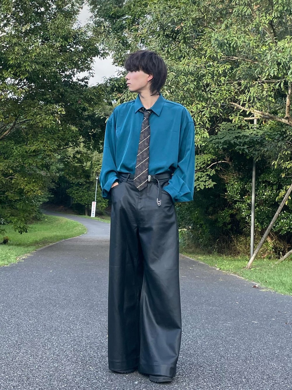 ブラック系のその他パンツを着用したメンズの冬コーディネートの1枚目の写真