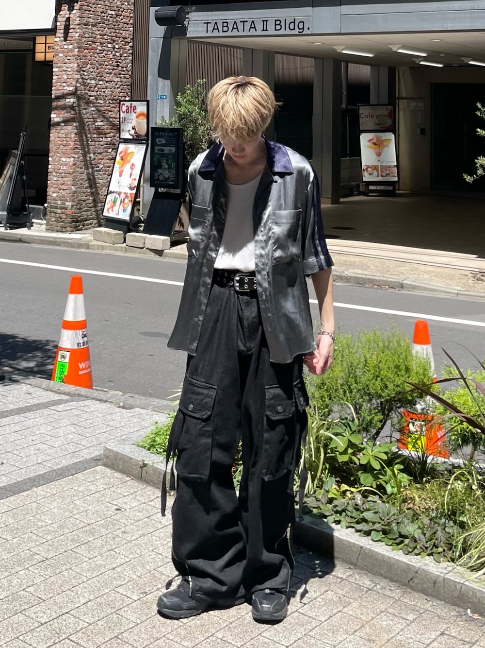 ブラック系のデニムパンツ、グレー系のタンクトップ、グレー系のシャツ/ブラウスを着用したメンズの夏コーディネートの1枚目の写真